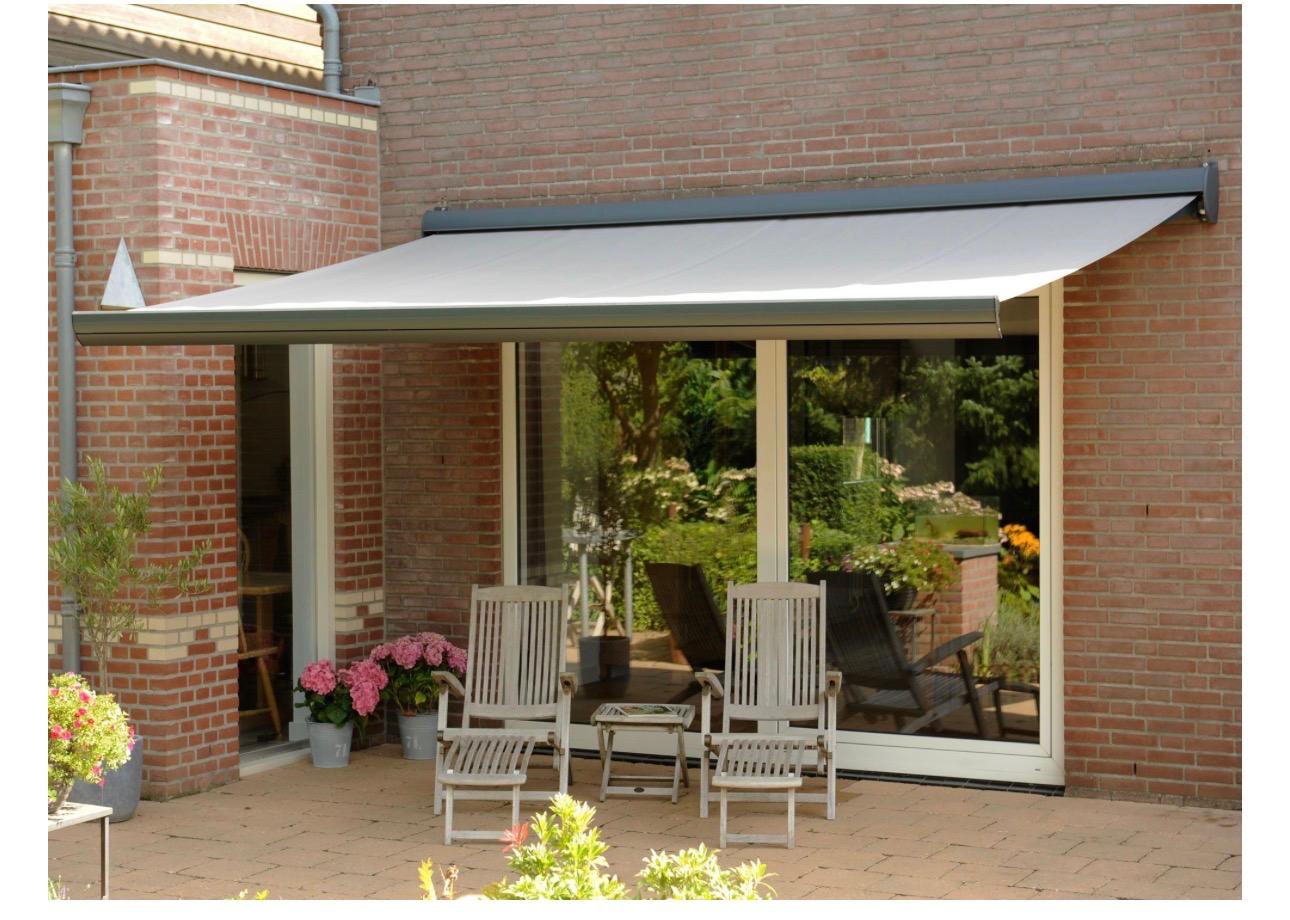 Knikarmscherm boven het terras