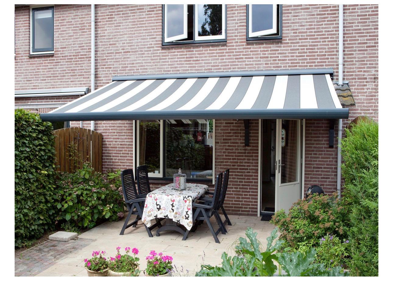 Zonnescherm op maat boven het terras - Fenomeen Raamdecoratie Utrecht
